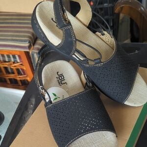 JBU Women's Black and Cream Sandals